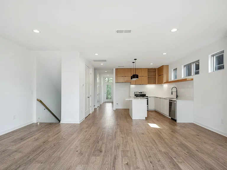 3060 Edwin Cir — Photo 21