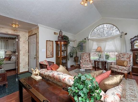 4th image of 1422 Greenbriar Dr