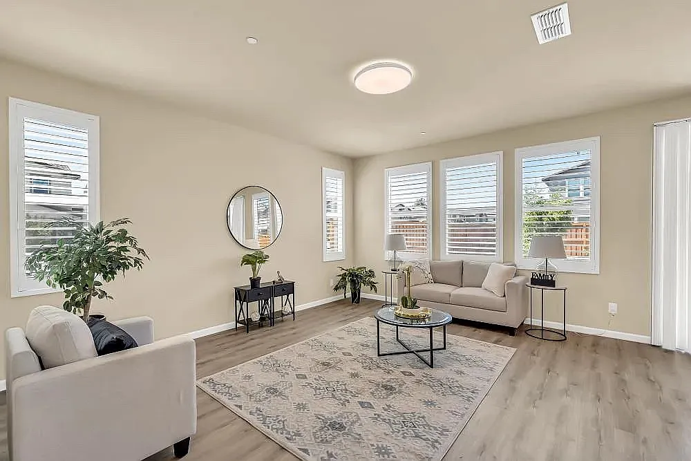 5 bed, 2222 sqft, $4,390 — Photo 4