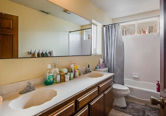 4th image of 1438 W Gardena Blvd