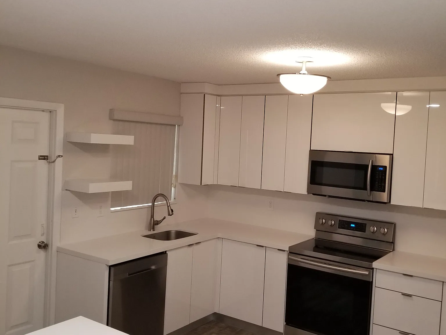 3 bed, 1653 sqft, $3,900 — Photo 2