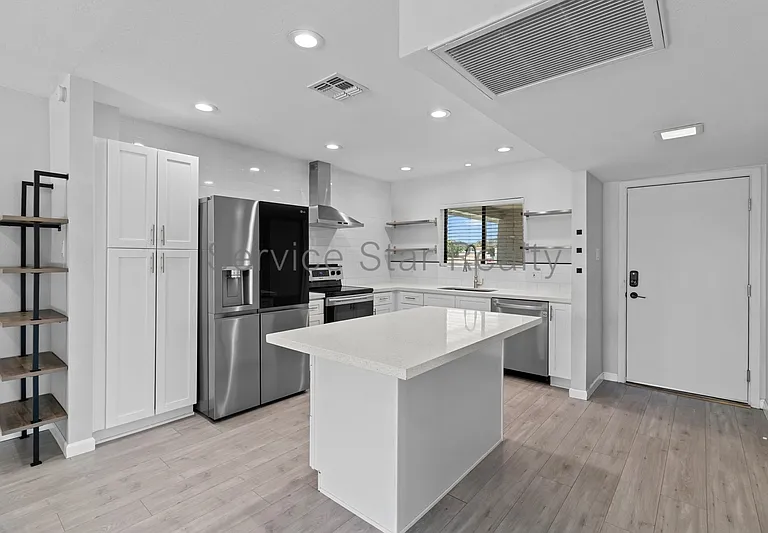 314 W Maryland Ave #A — Photo 2