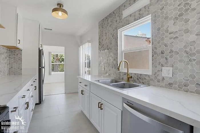 4 bed, 2.0 bath, 1400 sqft, $4,095 — Photo 3