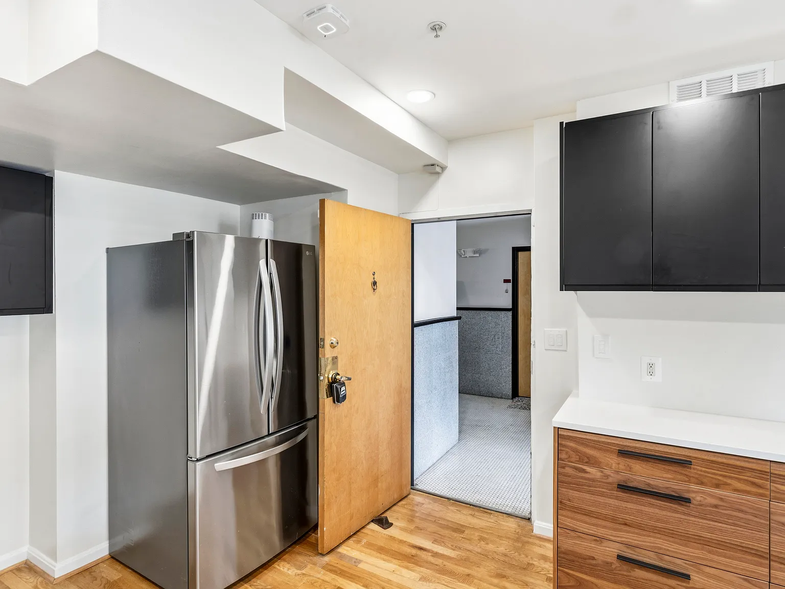 2 bed, 1050 sqft, $3,200 — Photo 4