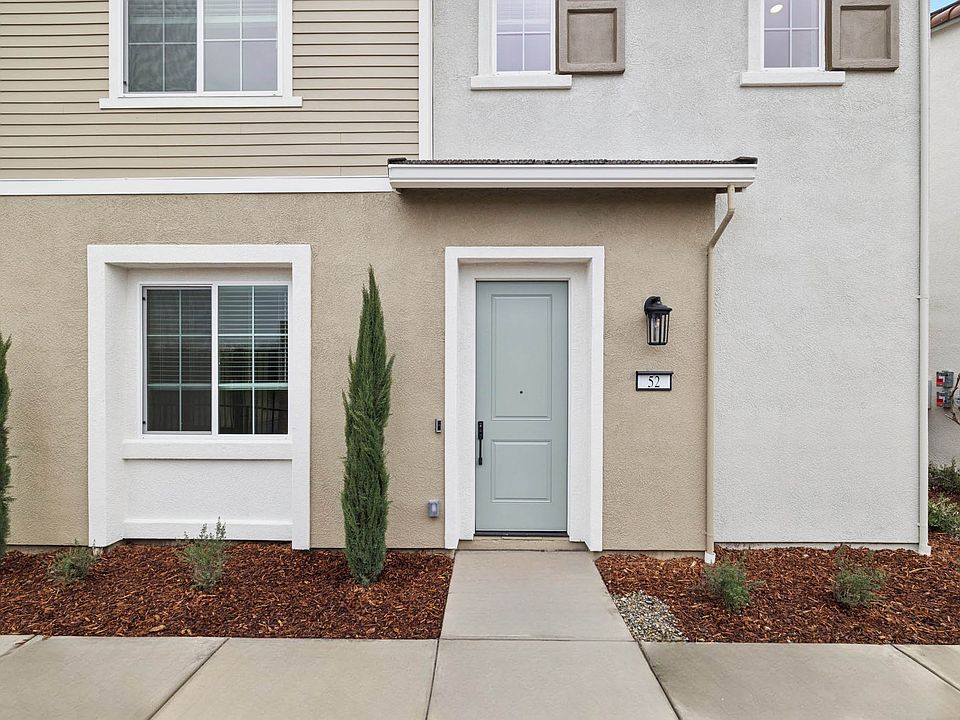 Sendero 52 Front Exterior