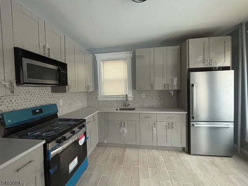 3 bed, 1.0 bath, $2,500 — Photo 1