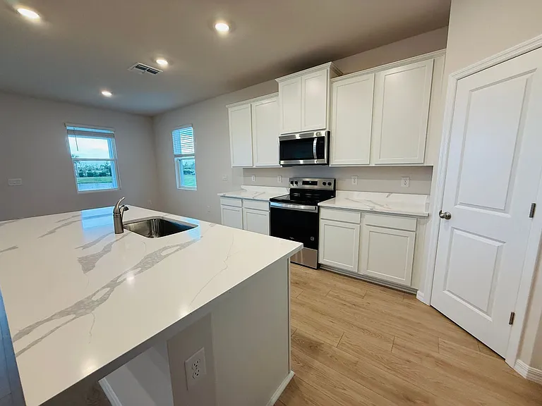 11937 Kingsley Trl — Photo 16