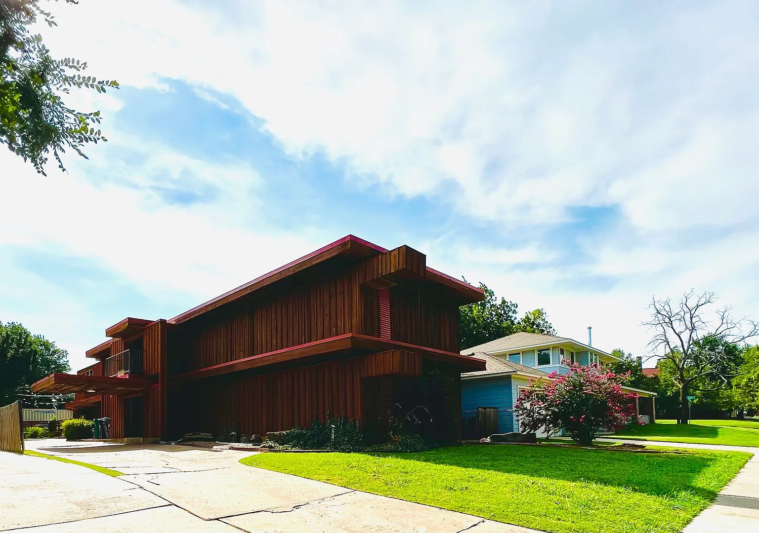 Mid-Century Modern 2BD 2BA Duplex with Two Bonus Rooms Near Uptown District — Photo 1