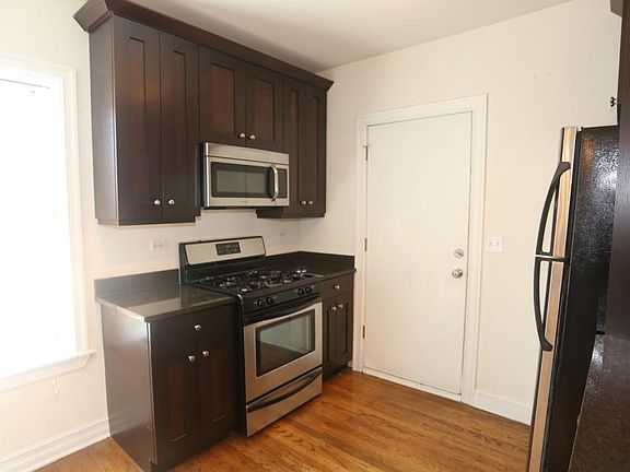 3rd image of 3810 N Sheffield Ave Fl 3rd