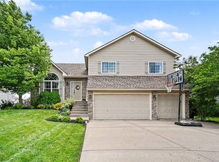 8905 N Essex Dr, Kansas City, MO 64156