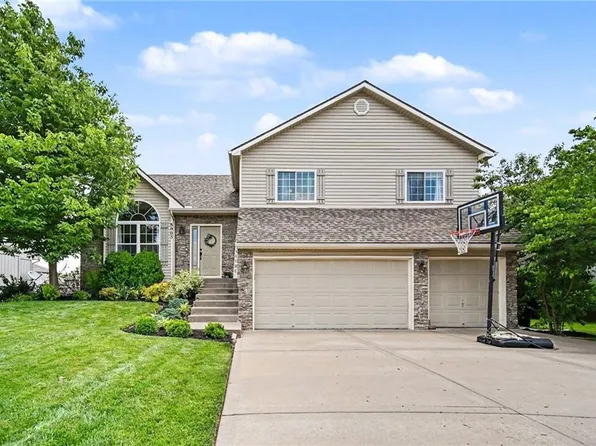 8905 N Essex Dr, Kansas City, MO 64156