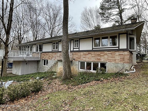 3rd image of 11 Meadowwood Cir W