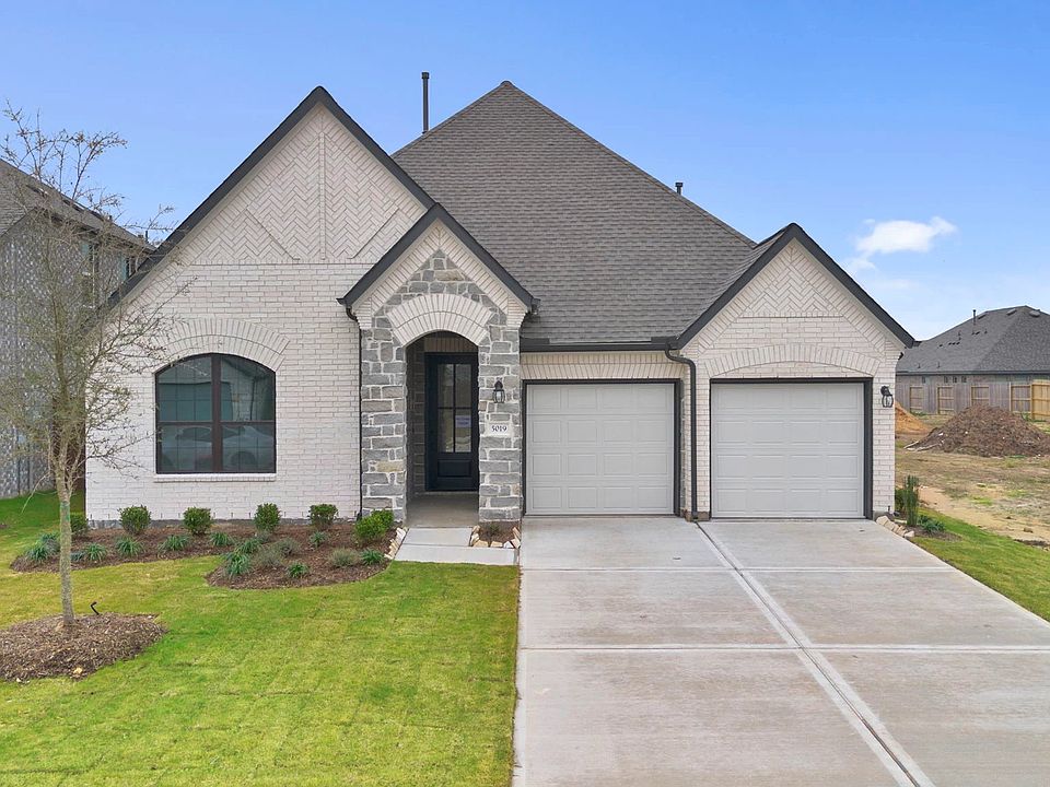 Welcome home to 5019 Field Sparrow Lane located in the Brookewater Community in Rosenberg, Texas.