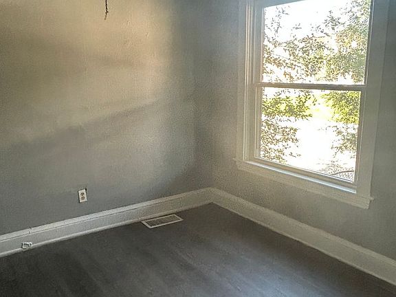 2nd image of 10512 Greenlawn Ave #1