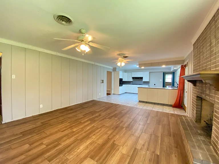 536 W Yoakum Ave — Photo 7