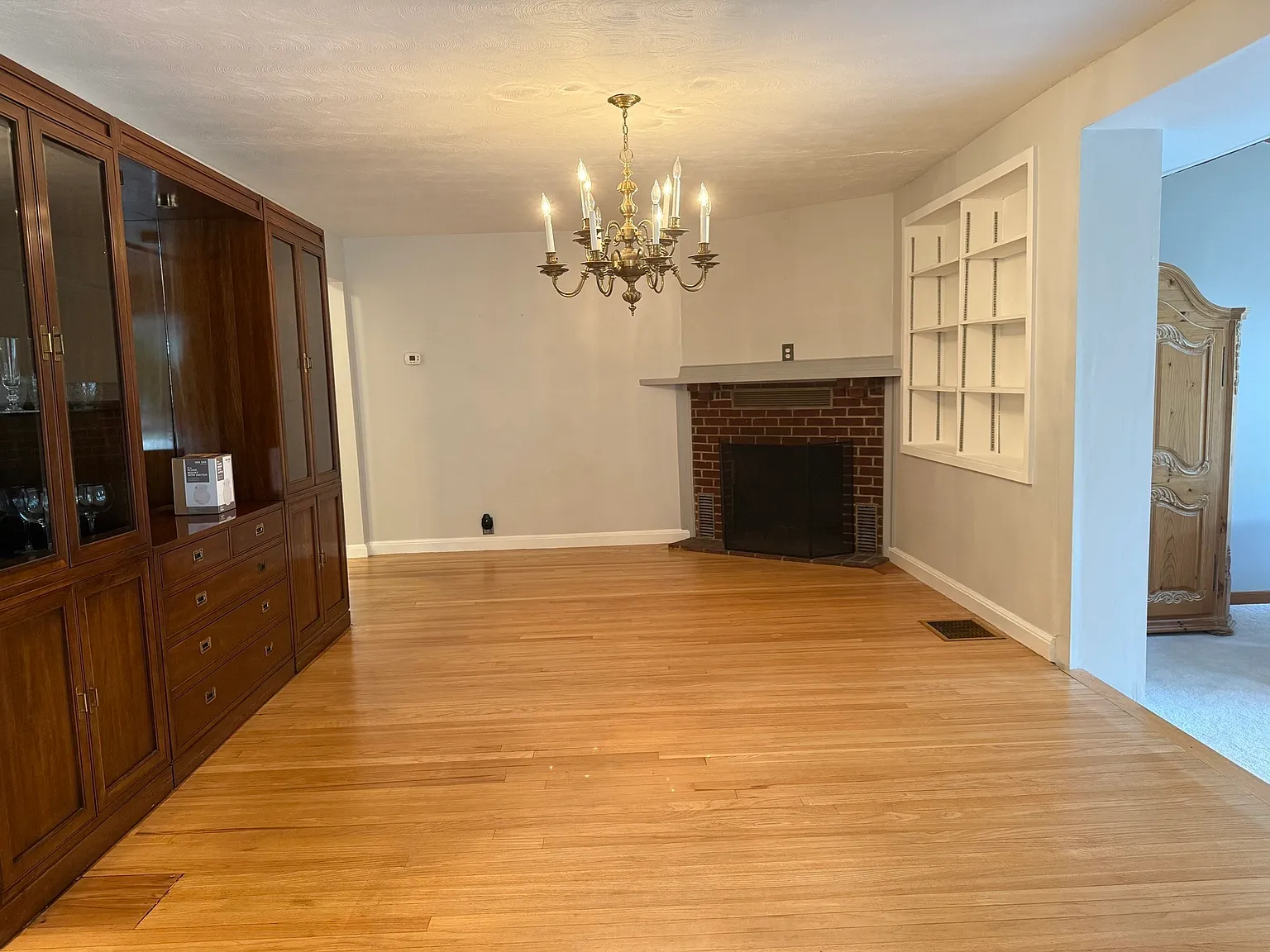 3 bed, 1.0 bath, 2050 sqft, $3,700 — Photo 4