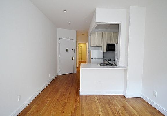 5th image of 347 E 82nd St APT 401