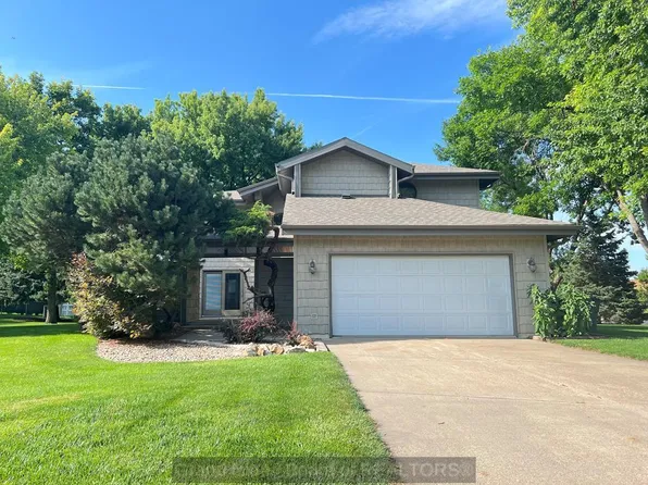 602 Dockside Cv, Hastings, NE 68901