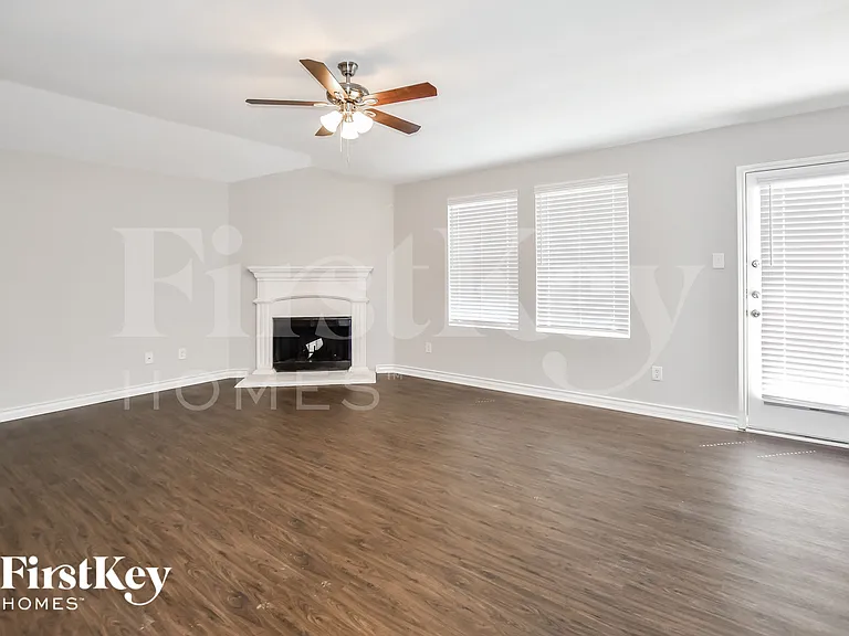 716 Austin Ln — Photo 2