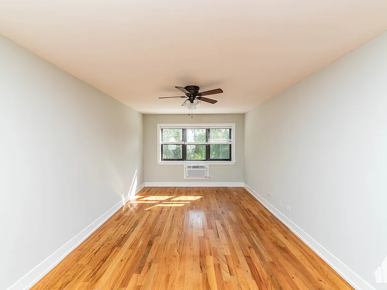 450 W Barry Ave — Photo 1