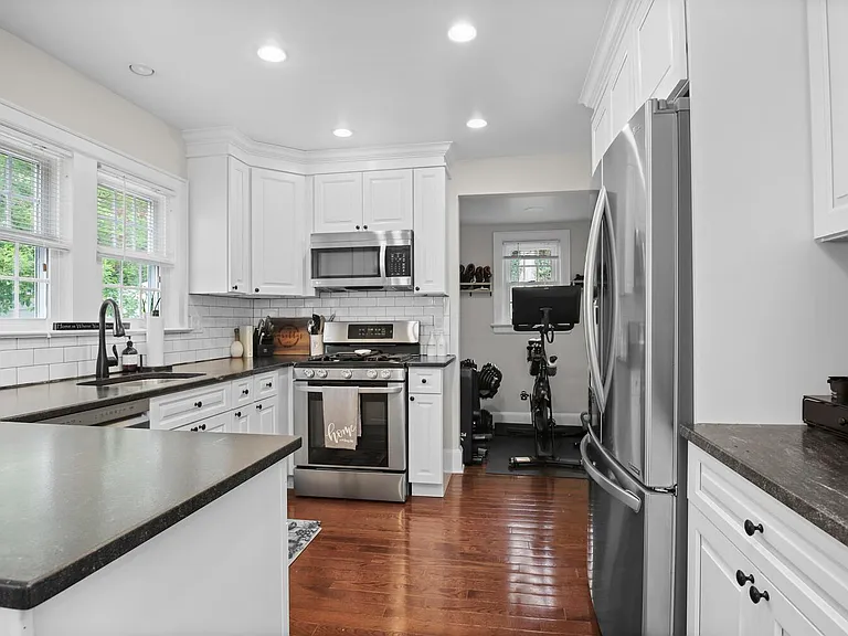 24 Nicholas Ave — Photo 9