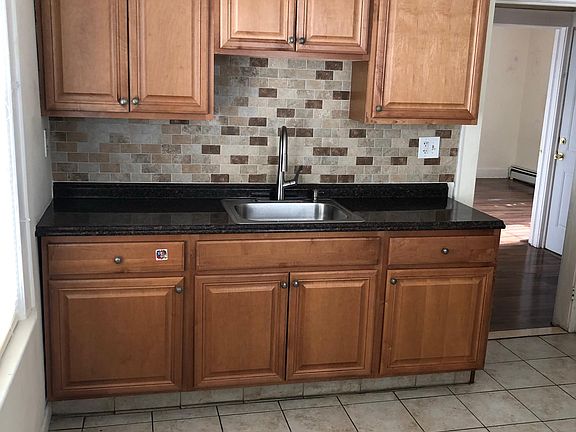 2nd image of 11 Lincoln Ter APT 2