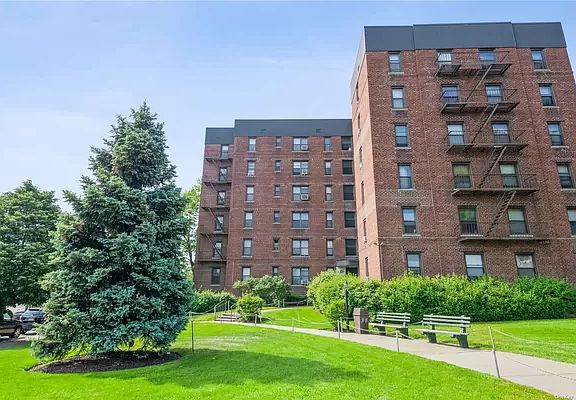 2nd image of 112-50 Northern Blvd #2HH