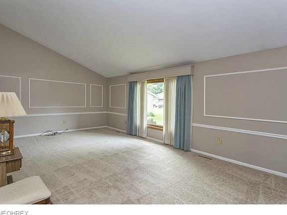 4th image of 303 Crestway Oval