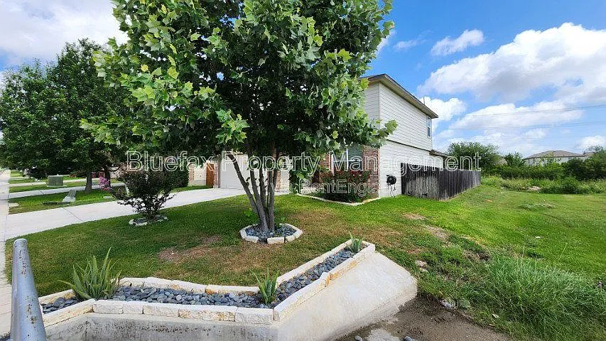 5 bed, 2.5 bath, 2544 sqft, $2,150 — Photo 2