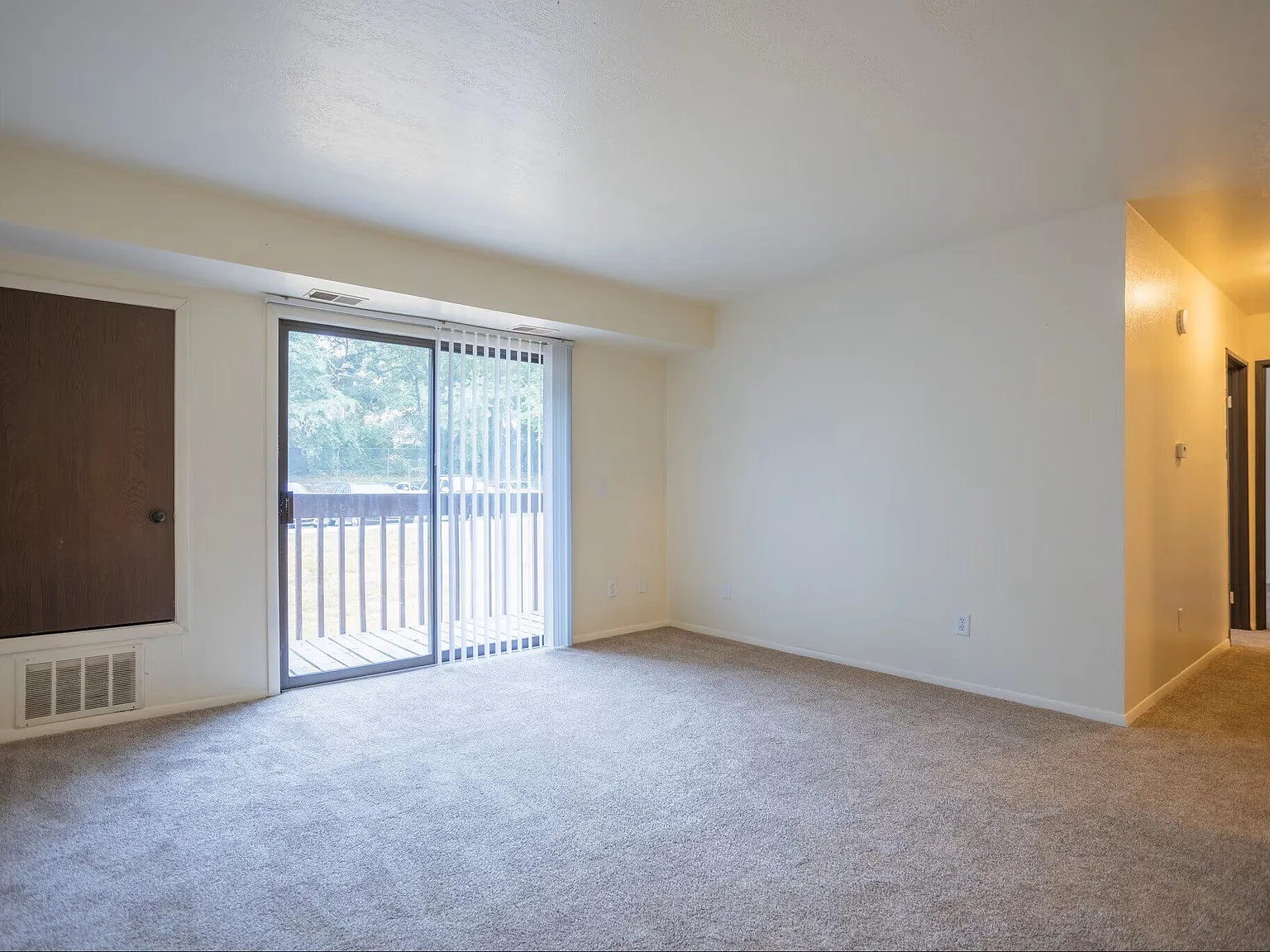 Leonard East Apartments Immediate Move In — Photo 4