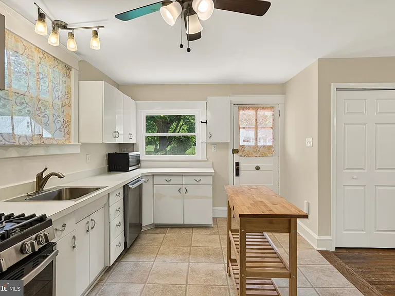 113 S Valley Rd — Photo 17