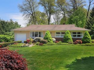 17 Land St, Gillette, NJ 07933