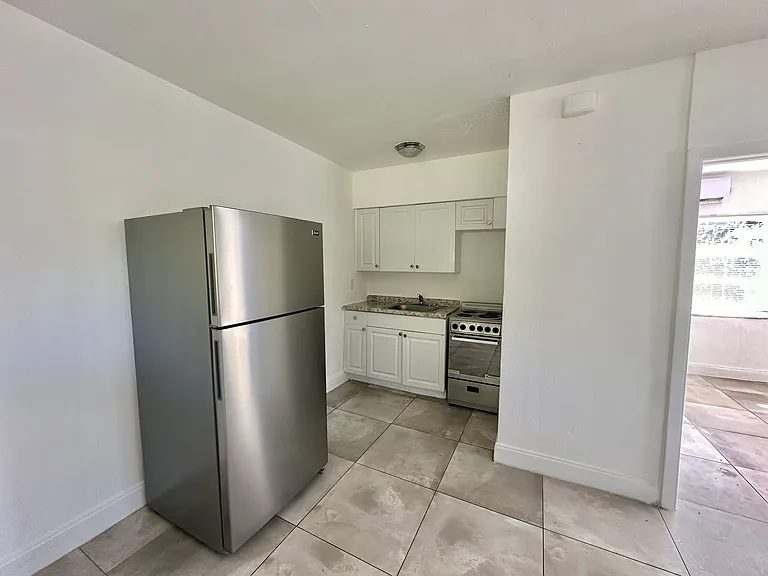 916 NW 3rd Ave — Photo 5