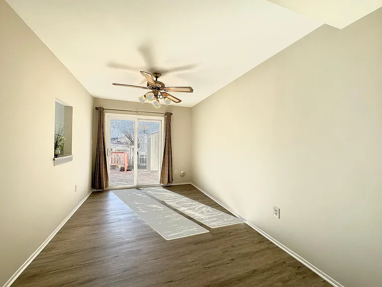402 Carousel Ct — Photo 14