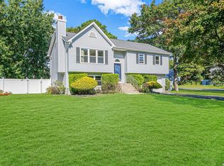 9 Hale St, Coram, NY 11727
