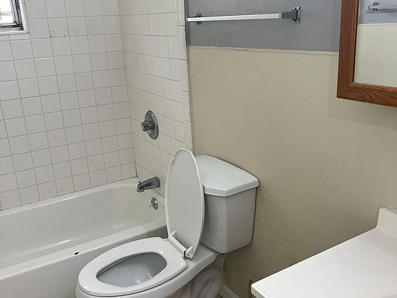 3rd image of 3937 Country Pl APT B