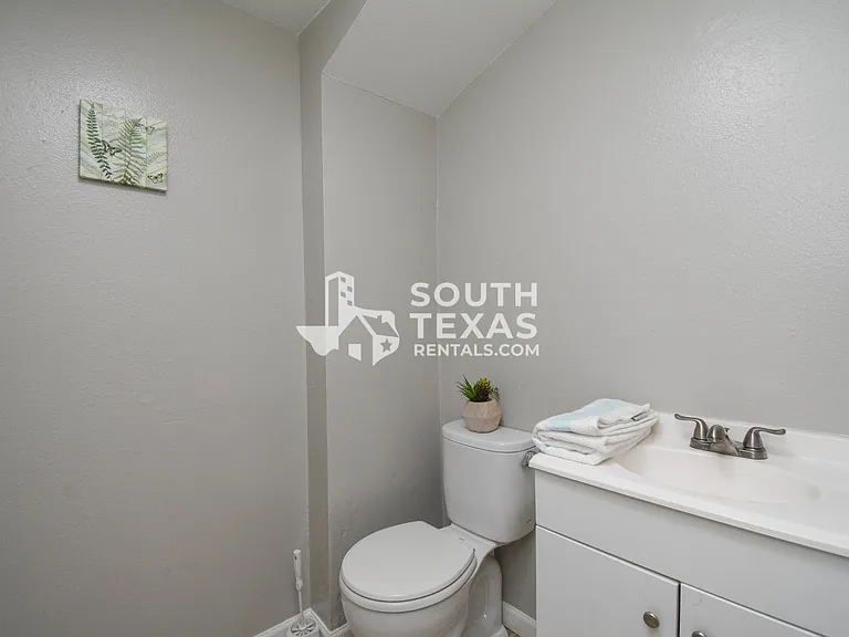 6801 N Navarro St — Photo 8