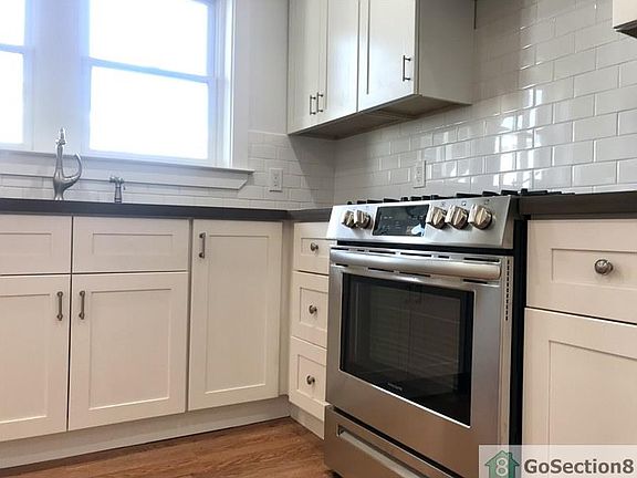 3rd image of 1459 Revere Ave