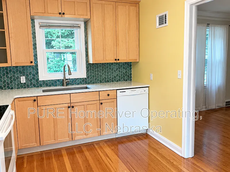 3 bed, 1.0 bath, 1298 sqft, $1,900 — Photo 4
