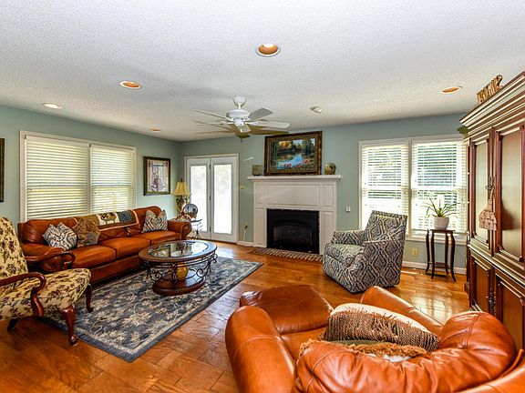 3rd image of 2202 Downing Cir