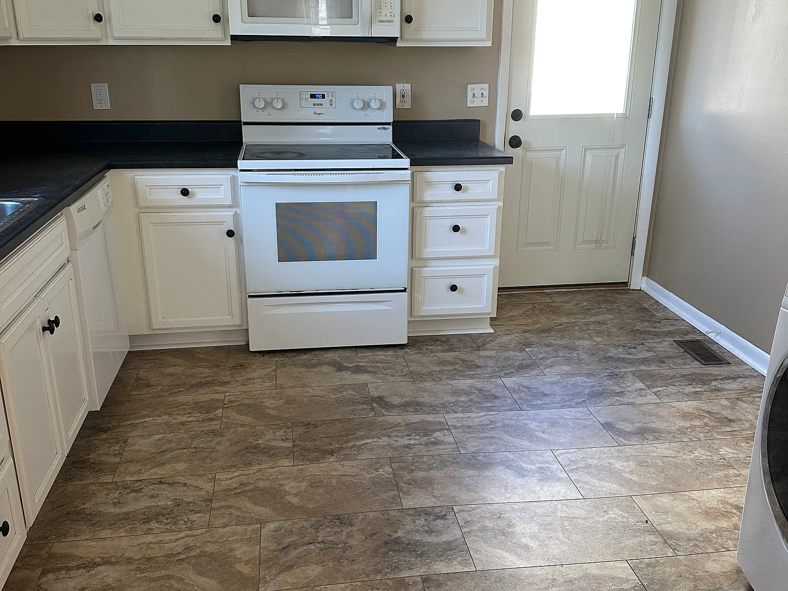 2 bed, 900 sqft, $1,800 — Photo 2