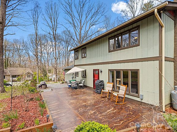 2nd image of 27 Spring Hill Cir