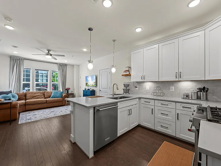 813 Rockwell Ave #813 — Photo 6