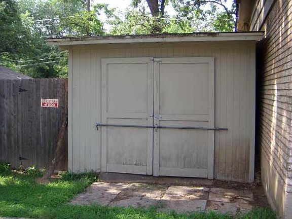 3rd image of 729 Tompkins Dr