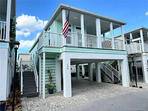 378 NE Wharfs Way Photo 1