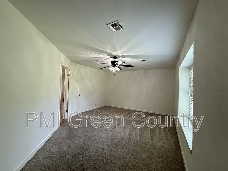 1203 W Austin St — Photo 14