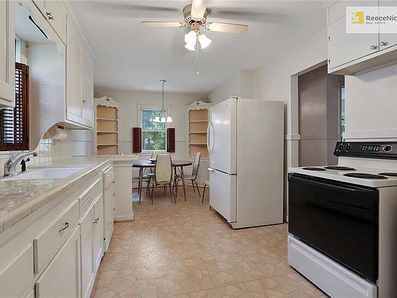 Large kitchen with breakfast nook!