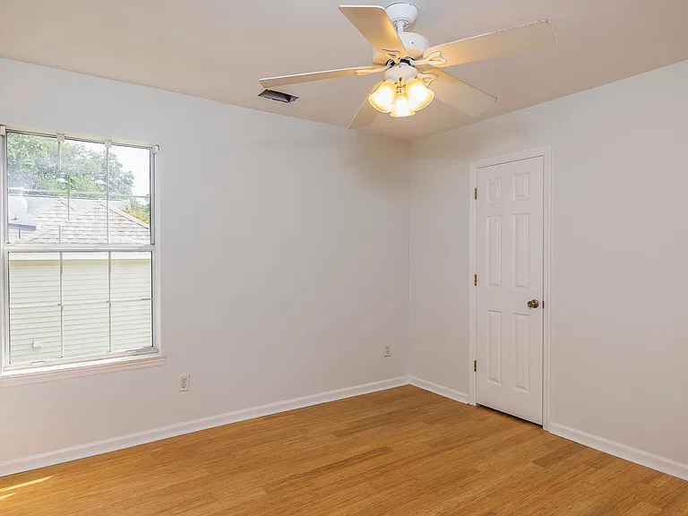 Medium sized bedroom