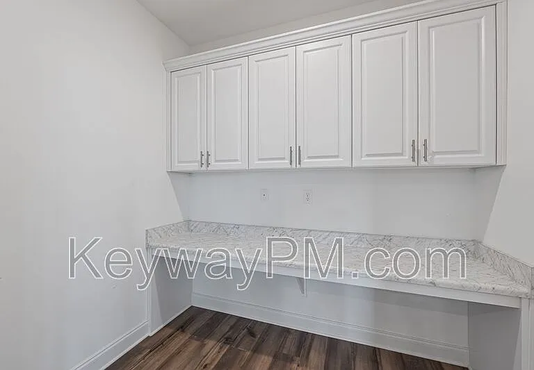 585 Hampton Dr — Photo 11