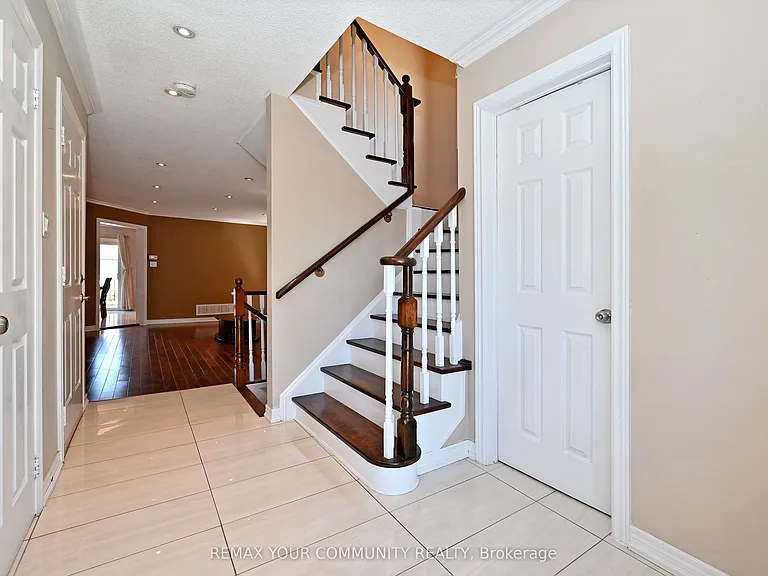 73 Laurendale Ave — Photo 4